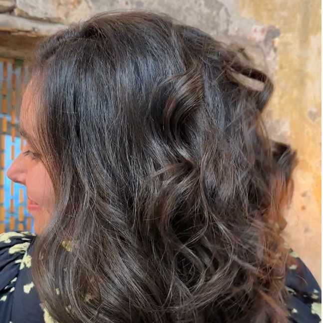 Agne Klein photo taken form behind showing beautiful natural dark wavy hair